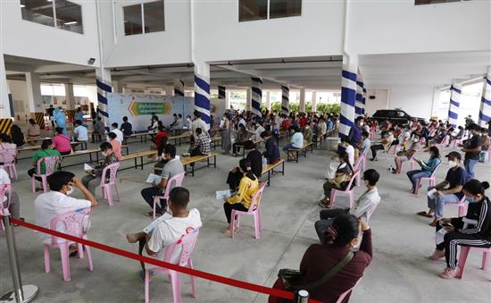 当地时间2021年5月1日，柬埔寨金边一接种中心，人们填写表格接种中国的新冠疫苗。柬埔寨国防部发起了全国新冠肺炎疫苗接种运动，为所有18岁及以上的人提供接种服务。